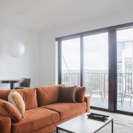 Chic East Side 1Br Apt With Balcony, Pool, And Gym